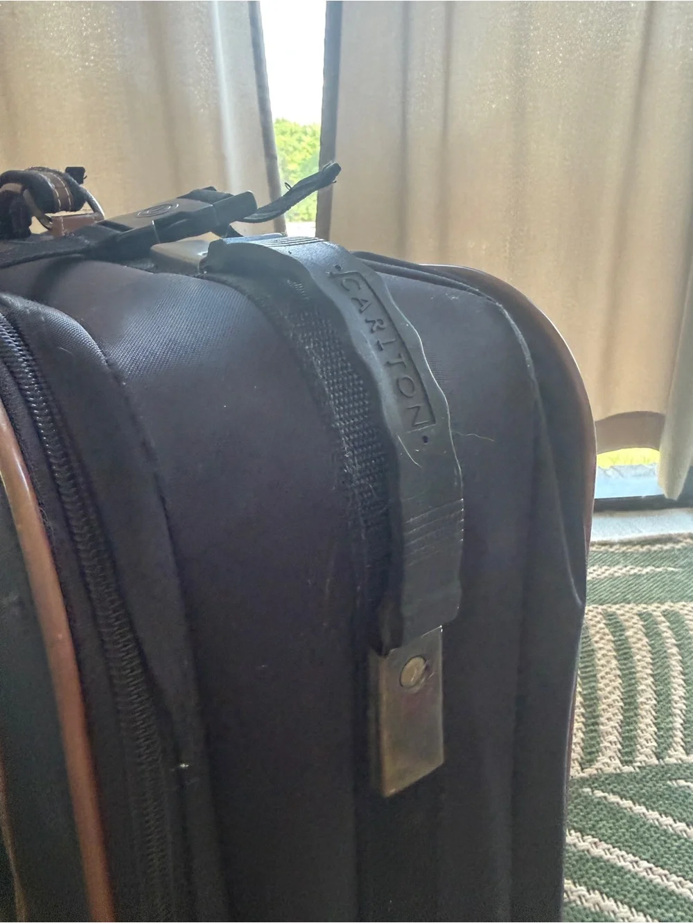 🔥🧳 Vintage Classic Black Travel Carlton International Suitcase with rollers